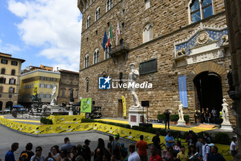 2024-06-27 - Tour de France 2024 Grand Depart Florence Piazza Signoria and Palazzo Vecchio waiting for a team presentation - TEAM PRESENTATION - TOUR DE FRANCE - CYCLING