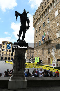 2024-06-27 - Tour de France 2024 Grand Depart Florence Piazza Signoria and Palazzo Vecchio waiting for a team presentation - TEAM PRESENTATION - TOUR DE FRANCE - CYCLING