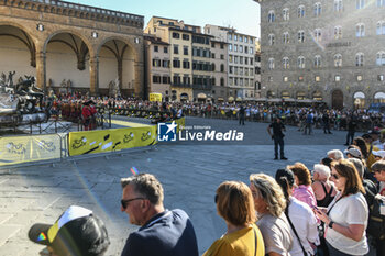 2024-06-27 - Tour de France 2024 Grand Depart Florence Piazza Signoria waiting for a team presentation - TEAM PRESENTATION - TOUR DE FRANCE - CYCLING