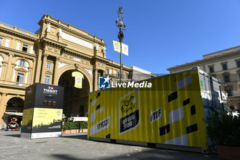 2024-06-27 - Tour de France 2024 Grand Depart Florence Piazza Repubblica in yellow - TEAM PRESENTATION - TOUR DE FRANCE - CYCLING