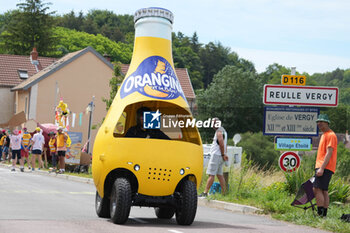 2024-07-05 - Advertising caravan, Caravane publicitaire, Orangina during the Tour de France 2024, Stage 7, Individual Time Trial, Nuits-Saint-Georges - Gevrey-Chambertin (25,3 Km) on 5 July 2024 in Gevrey-Chambertin, France - CYCLING - TOUR DE FRANCE 2024 - STAGE 7 - TOUR DE FRANCE - CYCLING