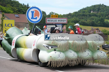 2024-07-05 - Advertising caravan, Caravane publicitaire, Leclerc during the Tour de France 2024, Stage 7, Individual Time Trial, Nuits-Saint-Georges - Gevrey-Chambertin (25,3 Km) on 5 July 2024 in Gevrey-Chambertin, France - CYCLING - TOUR DE FRANCE 2024 - STAGE 7 - TOUR DE FRANCE - CYCLING