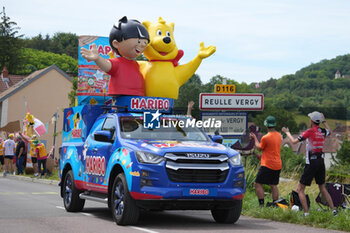 2024-07-05 - Advertising caravan, Caravane publicitaire, Haribo during the Tour de France 2024, Stage 7, Individual Time Trial, Nuits-Saint-Georges - Gevrey-Chambertin (25,3 Km) on 5 July 2024 in Gevrey-Chambertin, France - CYCLING - TOUR DE FRANCE 2024 - STAGE 7 - TOUR DE FRANCE - CYCLING