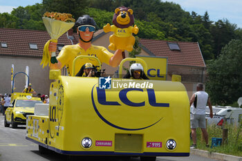 2024-07-05 - Advertising caravan, Caravane publicitaire, LCL during the Tour de France 2024, Stage 7, Individual Time Trial, Nuits-Saint-Georges - Gevrey-Chambertin (25,3 Km) on 5 July 2024 in Gevrey-Chambertin, France - CYCLING - TOUR DE FRANCE 2024 - STAGE 7 - TOUR DE FRANCE - CYCLING