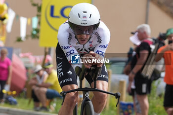 2024-07-05 - Adam Yates of UAE Team Emirates during the Tour de France 2024, Stage 7, Individual Time Trial, Nuits-Saint-Georges - Gevrey-Chambertin (25,3 Km) on 5 July 2024 in Gevrey-Chambertin, France - CYCLING - TOUR DE FRANCE 2024 - STAGE 7 - TOUR DE FRANCE - CYCLING