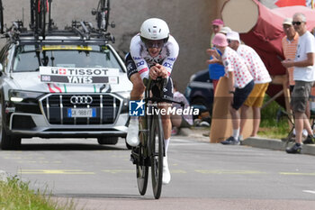 2024-07-05 - Adam Yates of UAE Team Emirates during the Tour de France 2024, Stage 7, Individual Time Trial, Nuits-Saint-Georges - Gevrey-Chambertin (25,3 Km) on 5 July 2024 in Gevrey-Chambertin, France - CYCLING - TOUR DE FRANCE 2024 - STAGE 7 - TOUR DE FRANCE - CYCLING