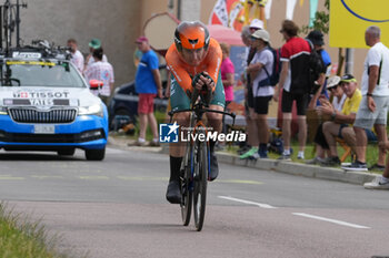 2024-07-05 - Simon Yates of Jayco AlUla during the Tour de France 2024, Stage 7, Individual Time Trial, Nuits-Saint-Georges - Gevrey-Chambertin (25,3 Km) on 5 July 2024 in Gevrey-Chambertin, France - CYCLING - TOUR DE FRANCE 2024 - STAGE 7 - TOUR DE FRANCE - CYCLING