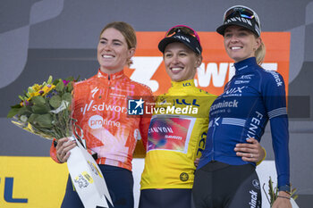 2024-08-18 - NIEWIADOMA Katarzyna and VOLLERING Demi and ROOIJAKKERS Pauliena during the Tour de France Femmes avec Zwift 2024, Stage 8 cycling race, Le Grand-Bornand - Alpe d'Huez (149,9 Km) on August 18, 2024 in Alpe d'Huez, France - CYCLING - WOMEN'S TOUR DE FRANCE 2024 - STAGE 8 - TOUR DE FRANCE - CYCLING