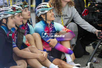 2024-08-18 - Team Canyon Sram Racing during the Tour de France Femmes avec Zwift 2024, Stage 8 cycling race, Le Grand-Bornand - Alpe d'Huez (149,9 Km) on August 18, 2024 in Alpe d'Huez, France - CYCLING - WOMEN'S TOUR DE FRANCE 2024 - STAGE 8 - TOUR DE FRANCE - CYCLING