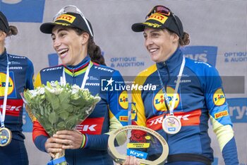 2024-08-18 - BALSAMO Elisa and BRAND Lucinda during the Tour de France Femmes avec Zwift 2024, Stage 8 cycling race, Le Grand-Bornand - Alpe d'Huez (149,9 Km) on August 18, 2024 in Alpe d'Huez, France - CYCLING - WOMEN'S TOUR DE FRANCE 2024 - STAGE 8 - TOUR DE FRANCE - CYCLING