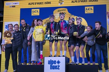 2024-08-18 - NIEWIADOMA Katarzyna and BRADBURY Neve and PALADIN Soraya and SKALNIAK-SOJKA Agnieszka and TOWERS Alice during the Tour de France Femmes avec Zwift 2024, Stage 8 cycling race, Le Grand-Bornand - Alpe d'Huez (149,9 Km) on August 18, 2024 in Alpe d'Huez, France - CYCLING - WOMEN'S TOUR DE FRANCE 2024 - STAGE 8 - TOUR DE FRANCE - CYCLING