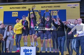 2024-08-18 - NIEWIADOMA Katarzyna and BRADBURY Neve and PALADIN Soraya and SKALNIAK-SOJKA Agnieszka and TOWERS Alice during the Tour de France Femmes avec Zwift 2024, Stage 8 cycling race, Le Grand-Bornand - Alpe d'Huez (149,9 Km) on August 18, 2024 in Alpe d'Huez, France - CYCLING - WOMEN'S TOUR DE FRANCE 2024 - STAGE 8 - TOUR DE FRANCE - CYCLING