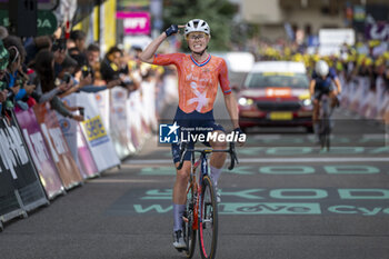 2024-08-18 - VOLLERING Demi during the Tour de France Femmes avec Zwift 2024, Stage 8 cycling race, Le Grand-Bornand - Alpe d'Huez (149,9 Km) on August 18, 2024 in Alpe d'Huez, France - CYCLING - WOMEN'S TOUR DE FRANCE 2024 - STAGE 8 - TOUR DE FRANCE - CYCLING