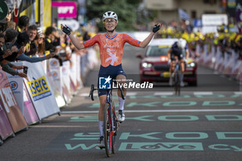 2024-08-18 - VOLLERING Demi during the Tour de France Femmes avec Zwift 2024, Stage 8 cycling race, Le Grand-Bornand - Alpe d'Huez (149,9 Km) on August 18, 2024 in Alpe d'Huez, France - CYCLING - WOMEN'S TOUR DE FRANCE 2024 - STAGE 8 - TOUR DE FRANCE - CYCLING