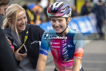 2024-08-18 - Neve Bradbury during the Tour de France Femmes avec Zwift 2024, Stage 8 cycling race, Le Grand-Bornand - Alpe d'Huez (149,9 Km) on August 18, 2024 in Alpe d'Huez, France - CYCLING - WOMEN'S TOUR DE FRANCE 2024 - STAGE 8 - TOUR DE FRANCE - CYCLING