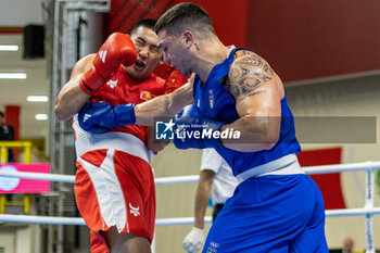 06/03/2024 - Toktosun Uulu Bakyt (Kgz) in red and Lenzi Diego (Ita) in blue during the Boxing Road to Paris 1st World Qualification Tournament, at E-Work Arena, Busto Arsizio, Italy on March 6, 2024 - BOXING ROAD TO PARIS - BOXE - CONTATTO