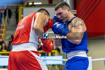 2024-03-06 - Toktosun Uulu Bakyt (Kgz) in red and Lenzi Diego (Ita) in blue during the Boxing Road to Paris 1st World Qualification Tournament, at E-Work Arena, Busto Arsizio, Italy on March 6, 2024 - BOXING ROAD TO PARIS - BOXING - CONTACT