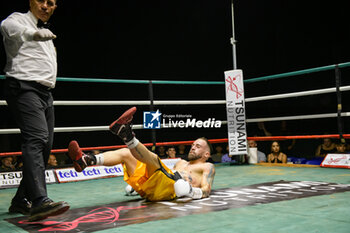 2024-07-05 - Salvatore Contino on the mat during the boxing match valid for the Italian men's bantamweight title against Mohammed Obbadi - TITOLO ITALIANO PESI GALLO - CONTINO VS OBBADI - BOXING - CONTACT