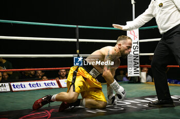 2024-07-05 - Salvatore Contino on the mat during the boxing match valid for the Italian men's bantamweight title against Mohammed Obbadi - TITOLO ITALIANO PESI GALLO - CONTINO VS OBBADI - BOXING - CONTACT