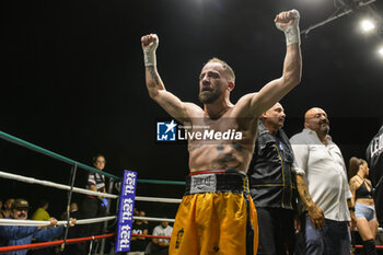 2024-07-05 - Salvatore Contino exults at the end of the boxing match valid for the Italian men's bantamweight title against Mohammed Obbadi - TITOLO ITALIANO PESI GALLO - CONTINO VS OBBADI - BOXING - CONTACT