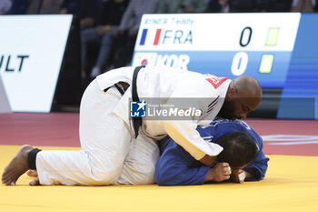 04/02/2024 - Teddy Riner of France (white) fights against Minjong Kim of South Korea (blue) during the Men's +100kg Final of the Paris Grand Slam 2024, an IJF Judo event on February 4, 2024 at Accor Arena in Paris, France - JUDO - PARIS GRAND SLAM 2024 - JUDO - CONTATTO