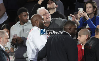 04/02/2024 - Teddy Riner of France (white) poses for a selfie after winning against Minjong Kim of South Korea (blue) during the Men's +100kg Final of the Paris Grand Slam 2024, an IJF Judo event on February 4, 2024 at Accor Arena in Paris, France - JUDO - PARIS GRAND SLAM 2024 - JUDO - CONTATTO
