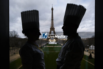 2024-03-15 - illustration of two chefs at the ephemeral restaurant during the press “brunch”, equestrian FEI CSI 5 event on March 15, 2024 at the Grand Palais Éphémère in Paris, France - EQUESTRIAN - THE SAUT HERMES 2024 - INTERNATIONALS - EQUESTRIAN