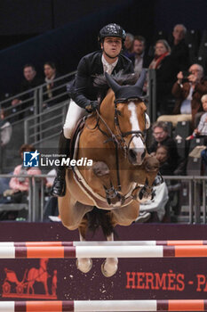 15/03/2024 - Edward LEVY (FRA) riding IGINS DU SEIGNEUR, during the Saut-Hermès, equestrian FEI CSI 5 event on March 15, 2024 at the Grand Palais Éphémère in Paris, France - EQUESTRIAN - THE SAUT HERMES 2024 - INTERNAZIONALI - EQUITAZIONE