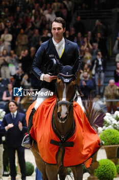 17/03/2024 - Julien ANQUETIN (FRA) riding BLOOD DIAMOND DU PONT wins the Saut-Hermès, equestrian FEI CSI 5 event on March 17, 2024 at the Grand Palais Éphémère in Paris, France - EQUESTRIAN - THE SAUT HERMES 2024 - INTERNAZIONALI - EQUITAZIONE