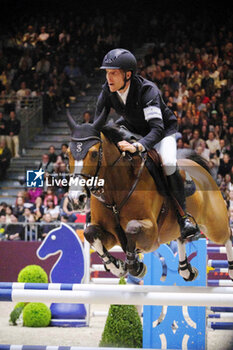 17/03/2024 - Henrik VON ECKERMANN (SWE) riding ILIANA during the Saut-Hermès, equestrian FEI CSI 5 event on March 17, 2024 at the Grand Palais Éphémère in Paris, France - EQUESTRIAN - THE SAUT HERMES 2024 - INTERNAZIONALI - EQUITAZIONE
