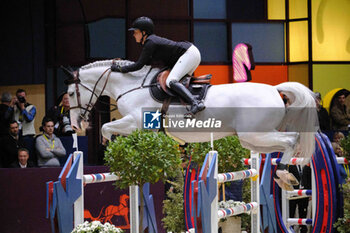 17/03/2024 - Kim EMMEN (NED) riding IMAGINE during the Saut-Hermès, equestrian FEI CSI 5 event on March 17, 2024 at the Grand Palais Éphémère in Paris, France - EQUESTRIAN - THE SAUT HERMES 2024 - INTERNAZIONALI - EQUITAZIONE