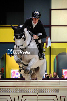 17/03/2024 - Marcus EHNING (GER) riding DPS REVERE during the Saut-Hermès, equestrian FEI CSI 5 event on March 17, 2024 at the Grand Palais Éphémère in Paris, France - EQUESTRIAN - THE SAUT HERMES 2024 - INTERNAZIONALI - EQUITAZIONE