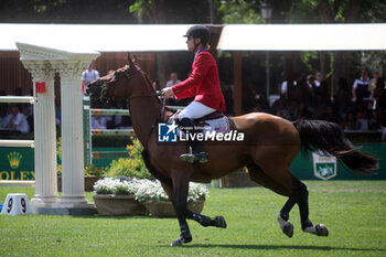 2024-05-26 - Rome, Italy 26.05.2024: Karl Cook (usa) rider Caracole de la Roque win CSIO5 GRAND PRIX TWO ROUND ROLEX at PIazza di Siena in Rome. Second place Max Kuhner (aut), third place Petronella Andersson (Swe). - PIAZZA DI SIENA - 91° CSIO ROMA 2024 - INTERNATIONALS - EQUESTRIAN