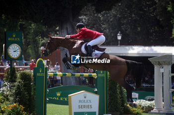 2024-05-26 - Rome, Italy 26.05.2024: Karl Cook (usa) rider Caracole de la Roque win CSIO5 GRAND PRIX TWO ROUND ROLEX at PIazza di Siena in Rome. Second place Max Kuhner (aut), third place Petronella Andersson (Swe). - PIAZZA DI SIENA - 91° CSIO ROMA 2024 - INTERNATIONALS - EQUESTRIAN