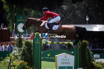 2024-05-26 - Rome, Italy 26.05.2024: Karl Cook (usa) rider Caracole de la Roque win CSIO5 GRAND PRIX TWO ROUND ROLEX at PIazza di Siena in Rome. Second place Max Kuhner (aut), third place Petronella Andersson (Swe). - PIAZZA DI SIENA - 91° CSIO ROMA 2024 - INTERNATIONALS - EQUESTRIAN