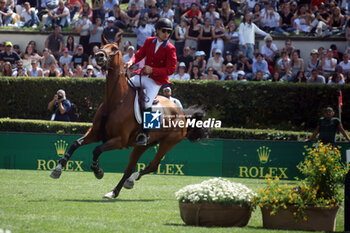 2024-05-26 - Rome, Italy 26.05.2024: Karl Cook (usa) rider Caracole de la Roque win CSIO5 GRAND PRIX TWO ROUND ROLEX at PIazza di Siena in Rome. Second place Max Kuhner (aut), third place Petronella Andersson (Swe). - PIAZZA DI SIENA - 91° CSIO ROMA 2024 - INTERNATIONALS - EQUESTRIAN