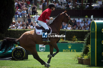 2024-05-26 - Rome, Italy 26.05.2024: Karl Cook (usa) rider Caracole de la Roque win CSIO5 GRAND PRIX TWO ROUND ROLEX at PIazza di Siena in Rome. Second place Max Kuhner (aut), third place Petronella Andersson (Swe). - PIAZZA DI SIENA - 91° CSIO ROMA 2024 - INTERNATIONALS - EQUESTRIAN