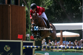 2024-05-26 - Rome, Italy 26.05.2024: Karl Cook (usa) rider Caracole de la Roque win CSIO5 GRAND PRIX TWO ROUND ROLEX at PIazza di Siena in Rome. Second place Max Kuhner (aut), third place Petronella Andersson (Swe). - PIAZZA DI SIENA - 91° CSIO ROMA 2024 - INTERNATIONALS - EQUESTRIAN