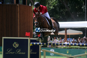 2024-05-26 - Rome, Italy 26.05.2024: Karl Cook (usa) rider Caracole de la Roque win CSIO5 GRAND PRIX TWO ROUND ROLEX at PIazza di Siena in Rome. Second place Max Kuhner (aut), third place Petronella Andersson (Swe). - PIAZZA DI SIENA - 91° CSIO ROMA 2024 - INTERNATIONALS - EQUESTRIAN