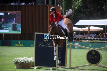 2024-05-26 - Rome, Italy 26.05.2024: Karl Cook (usa) rider Caracole de la Roque win CSIO5 GRAND PRIX TWO ROUND ROLEX at PIazza di Siena in Rome. Second place Max Kuhner (aut), third place Petronella Andersson (Swe). - PIAZZA DI SIENA - 91° CSIO ROMA 2024 - INTERNATIONALS - EQUESTRIAN