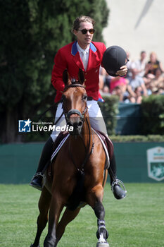 2024-05-26 - Rome, Italy 26.05.2024: Karl Cook (usa) rider Caracole de la Roque win CSIO5 GRAND PRIX TWO ROUND ROLEX at PIazza di Siena in Rome. Second place Max Kuhner (aut), third place Petronella Andersson (Swe). - PIAZZA DI SIENA - 91° CSIO ROMA 2024 - INTERNATIONALS - EQUESTRIAN