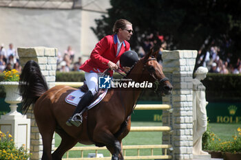 2024-05-26 - Rome, Italy 26.05.2024: Karl Cook (usa) rider Caracole de la Roque win CSIO5 GRAND PRIX TWO ROUND ROLEX at PIazza di Siena in Rome. Second place Max Kuhner (aut), third place Petronella Andersson (Swe). - PIAZZA DI SIENA - 91° CSIO ROMA 2024 - INTERNATIONALS - EQUESTRIAN