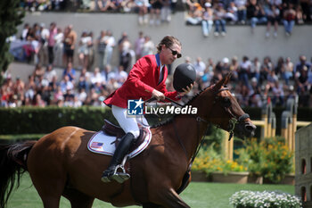 2024-05-26 - Rome, Italy 26.05.2024: Karl Cook (usa) rider Caracole de la Roque win CSIO5 GRAND PRIX TWO ROUND ROLEX at PIazza di Siena in Rome. Second place Max Kuhner (aut), third place Petronella Andersson (Swe). - PIAZZA DI SIENA - 91° CSIO ROMA 2024 - INTERNATIONALS - EQUESTRIAN