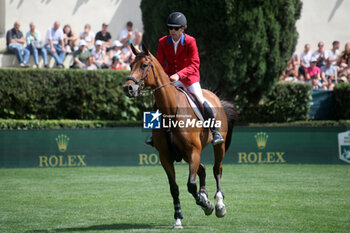 2024-05-26 - Rome, Italy 26.05.2024: Karl Cook (usa) rider Caracole de la Roque win CSIO5 GRAND PRIX TWO ROUND ROLEX at PIazza di Siena in Rome. Second place Max Kuhner (aut), third place Petronella Andersson (Swe). - PIAZZA DI SIENA - 91° CSIO ROMA 2024 - INTERNATIONALS - EQUESTRIAN