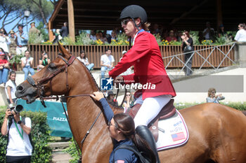 2024-05-26 - Rome, Italy 26.05.2024: Karl Cook (usa) rider Caracole de la Roque win CSIO5 GRAND PRIX TWO ROUND ROLEX at PIazza di Siena in Rome. Second place Max Kuhner (aut), third place Petronella Andersson (Swe). - PIAZZA DI SIENA - 91° CSIO ROMA 2024 - INTERNATIONALS - EQUESTRIAN