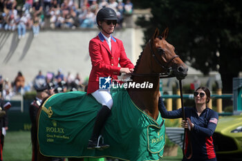 2024-05-26 - Rome, Italy 26.05.2024: Karl Cook (usa) rider Caracole de la Roque win CSIO5 GRAND PRIX TWO ROUND ROLEX at PIazza di Siena in Rome. Second place Max Kuhner (aut), third place Petronella Andersson (Swe). - PIAZZA DI SIENA - 91° CSIO ROMA 2024 - INTERNATIONALS - EQUESTRIAN