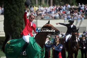 2024-05-26 - Rome, Italy 26.05.2024: Karl Cook (usa) rider Caracole de la Roque win CSIO5 GRAND PRIX TWO ROUND ROLEX at PIazza di Siena in Rome. Second place Max Kuhner (aut), third place Petronella Andersson (Swe). - PIAZZA DI SIENA - 91° CSIO ROMA 2024 - INTERNATIONALS - EQUESTRIAN