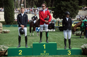 2024-05-26 - Rome, Italy 26.05.2024: Karl Cook (usa) rider Caracole de la Roque win CSIO5 GRAND PRIX TWO ROUND ROLEX at PIazza di Siena in Rome. Second place Max Kuhner (aut), third place Petronella Andersson (Swe). - PIAZZA DI SIENA - 91° CSIO ROMA 2024 - INTERNATIONALS - EQUESTRIAN