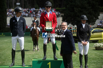 2024-05-26 - Rome, Italy 26.05.2024: Karl Cook (usa) rider Caracole de la Roque win CSIO5 GRAND PRIX TWO ROUND ROLEX at PIazza di Siena in Rome. Second place Max Kuhner (aut), third place Petronella Andersson (Swe). - PIAZZA DI SIENA - 91° CSIO ROMA 2024 - INTERNATIONALS - EQUESTRIAN