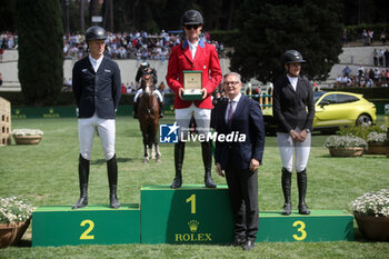 2024-05-26 - Rome, Italy 26.05.2024: Karl Cook (usa) rider Caracole de la Roque win CSIO5 GRAND PRIX TWO ROUND ROLEX at PIazza di Siena in Rome. Second place Max Kuhner (aut), third place Petronella Andersson (Swe). - PIAZZA DI SIENA - 91° CSIO ROMA 2024 - INTERNATIONALS - EQUESTRIAN